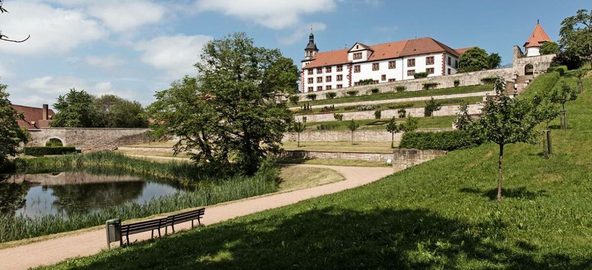 Außenaufnahme Schloss Wilhelmsburg Schmalkalden mit Parkanlage und Teich