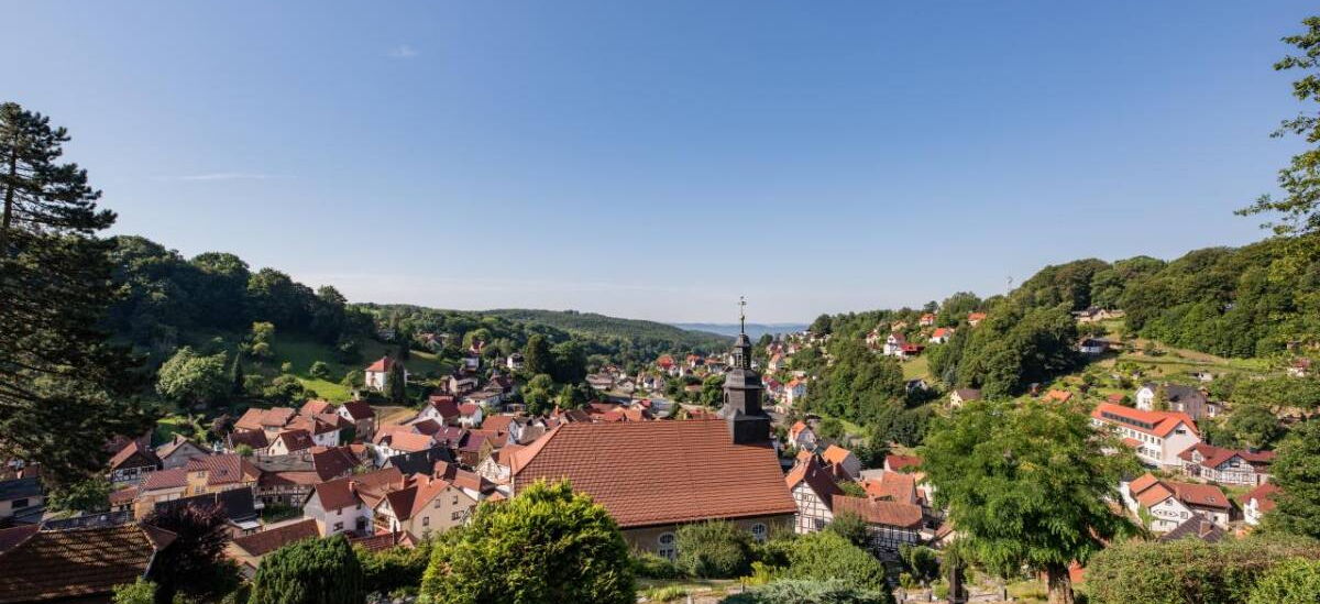 Landschaftsaufnahme mit Blick auf die Barockkirche und das Bergdorf Steinbach