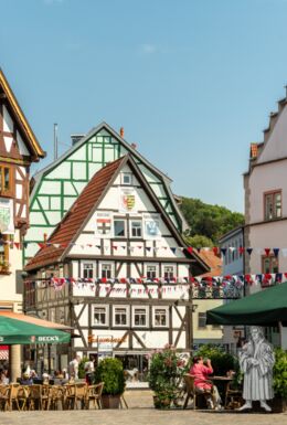 Altmarkt Schmalkalden mit Cafés, Restaurant und Fachwerkhäusern