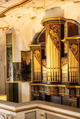 Innenaufnahme Schloss Wilhelmsburg mit bemalter Orgel