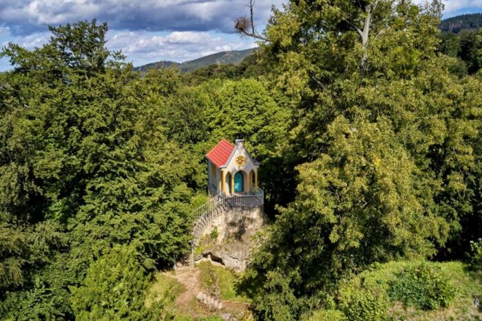 Landschaftsaufnahme Felsen mit Treppen, darauf Ritterkapelle im Schlosspark Altenstein