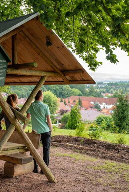 Rastplatz am Gerhart-Hauptmann-Blick mit überdachter Bank mit Tisch und Aussicht