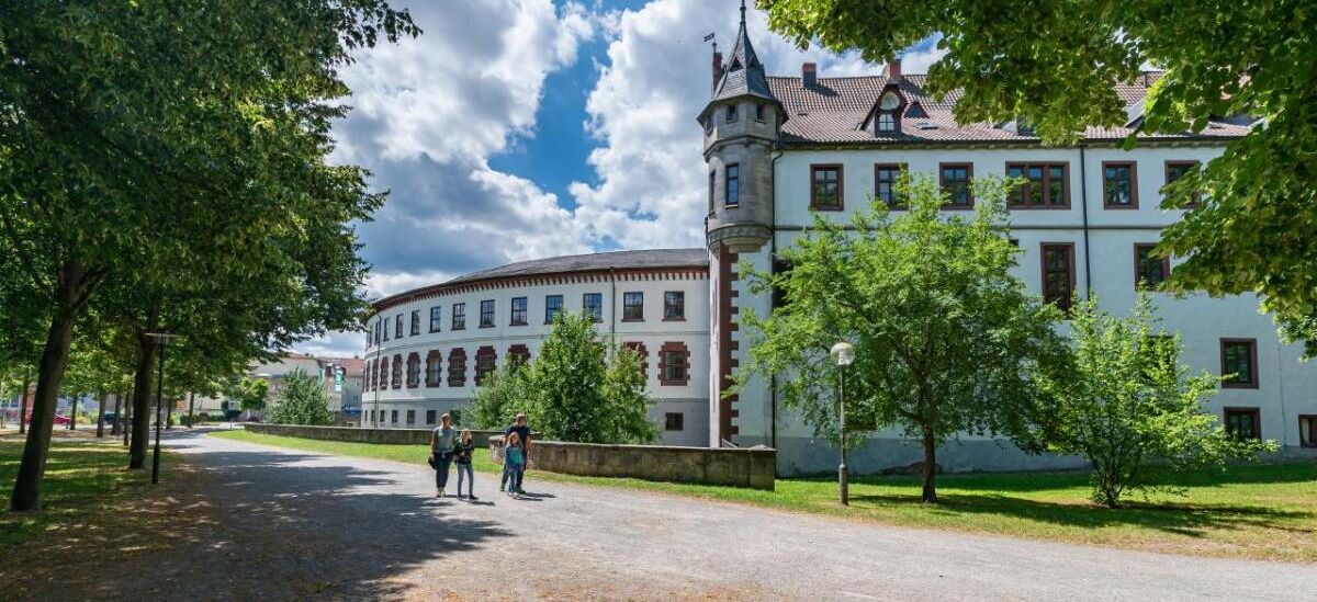Außenaufnahme Schloss Elisabethenburg Meiningen mit Park und Menschen