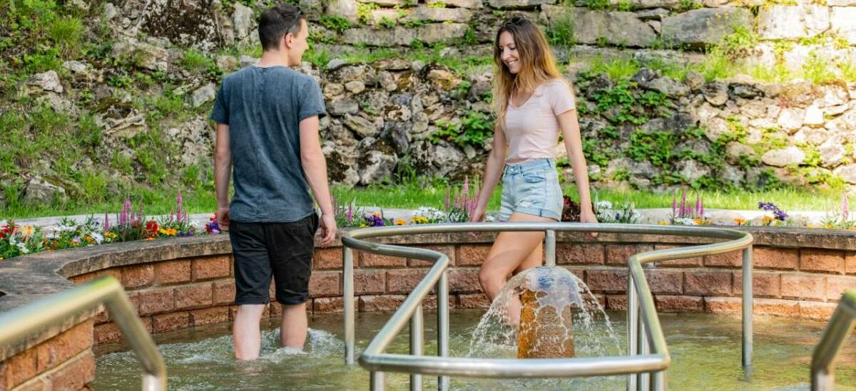 Pärchen beim Wassertreten im Wassertretbecken an der Kneipp-Anlage