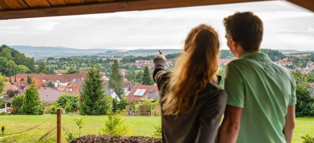 Pärchen am Gerhart-Hauptmann-Blick mit Panoramablick über den Thüringer Wald, die Thüringer Rhön und den Altenstein