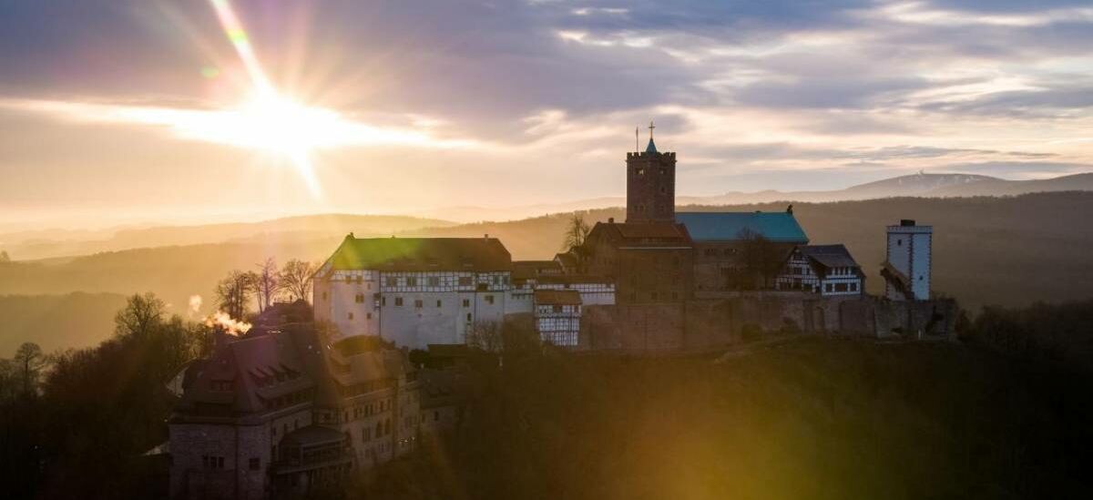 Drohnenaufnahme Wartburg Eisenach im Sonnenuntergang